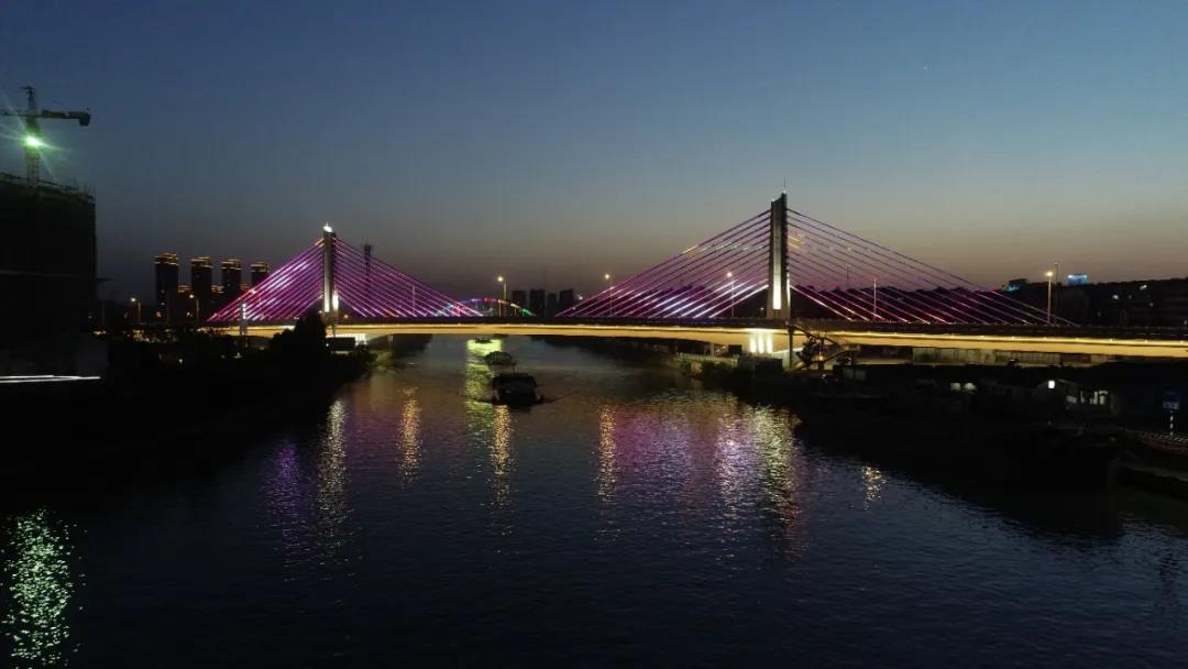汽笛聲中白鷺飛，長虹托起夜明珠——共賞東塘大橋夜景